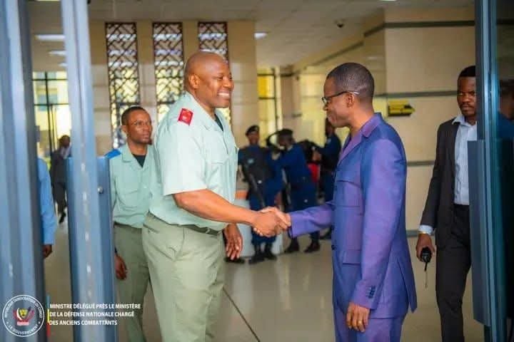 LohickKasonga's tweet photo. #Kinshasa | Fin du processus de réinsertion des ex-Mobondo à Kaniama Kasese

Kinshasa, 10 juillet 2026 — Le Lieutenant-Général Jean-Pierre Kasongo et le Ministre délégué en charge des Anciens Combattants  @EliezerNtambwe0  ont salué la clôture du processus de réinsertion sociale des ex-combattants Mobondo à Kaniama Kasese.
À l'issue de ce programme, les bénéficiaires tournent définitivement la page du conflit pour s'engager dans des activités génératrices de revenus et de développement communautaire. Désormais, ils sont appelés à contribuer à la reconstruction de leurs communautés en véritables bâtisseurs de paix.
Cette réussite constitue une étape majeure dans les efforts de pacification, de réconciliation et de stabilisation durable des zones autrefois affectées par les violences, tout en renforçant la vision du Gouvernement en faveur de la paix et de la cohésion nationale.