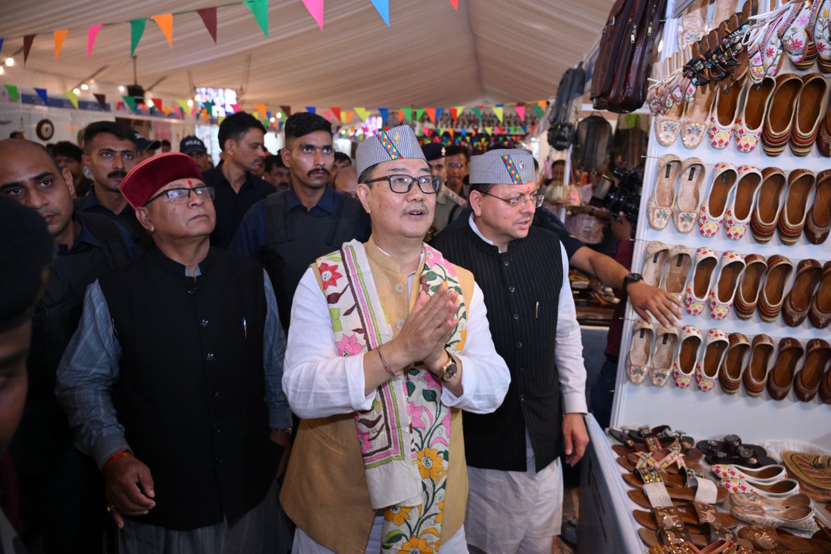 MOMAIndia's tweet photo. Shri @KirenRijiju, Hon'ble Minister of Minority Affairs; Shri @pushkardhami, Hon'ble Chief Minister of Uttarakhand; Shri @KhajanDassBJP, Hon'ble Minister for Minority Welfare, Government of Uttarakhand; along with other dignitaries, interacted with artisans at the 6th Lok Samvardhan Parv at Parade Ground, Dehradun.

The dignitaries appreciated the exceptional craftsmanship on display and encouraged the artisans, reaffirming their commitment to preserving India's rich artistic heritage while creating greater opportunities for traditional artisans through initiatives like Lok Samvardhan Parv under #PMVIKAS.

#LokSamvardhanParv  #VocalForLocal #MinorityAffairs #BhagidariSeBhagyoday 

@narendramodi @PMOIndia @KirenRijiju @RijijuOffice @mygovindia @NMDFCIndia @PIB_India @PIBDehradun @PIBMinAffairs @DIPR_UK @PIBCulture