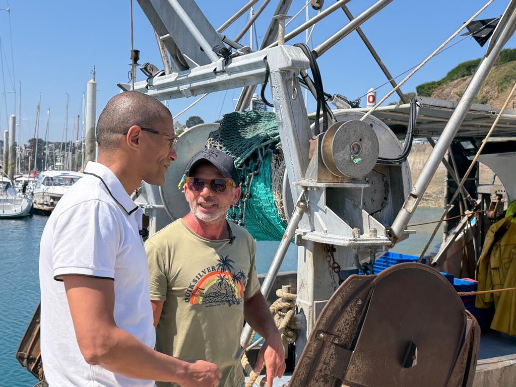 karim_bouamrane's tweet photo. Ce midi, au port de Saint-Cast-le-Guildo, échange avec Jean-Philippe Henry, pêcheur et ostréiculteur, avant son départ en mer.

Hausse du prix du carburant, coût du matériel, entretien des bateaux, règles européennes, renouvellement des générations : les professionnels de la mer font face à des difficultés très concrètes.

Présent pour défendre nos producteurs, leur savoir-faire et notre indépendance alimentaire.

Soutien à nos 5 000 pêcheurs professionnels bretons.