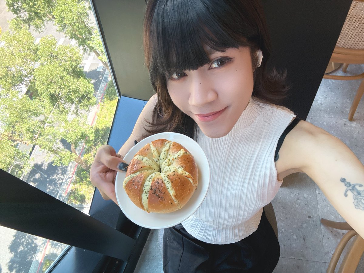Rimazeidan28's tweet photo. 已經開始想好天氣了，大家呢？
🧄🥯，很特別的味道👅
#三性 #偽娘 #CD  #颱風天 https://t.co/b4D0JhJZjq
