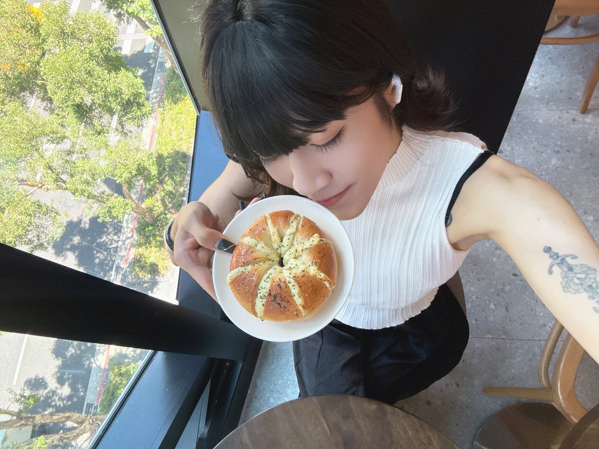 Rimazeidan28's tweet photo. 已經開始想好天氣了，大家呢？
🧄🥯，很特別的味道👅
#三性 #偽娘 #CD  #颱風天 https://t.co/b4D0JhJZjq