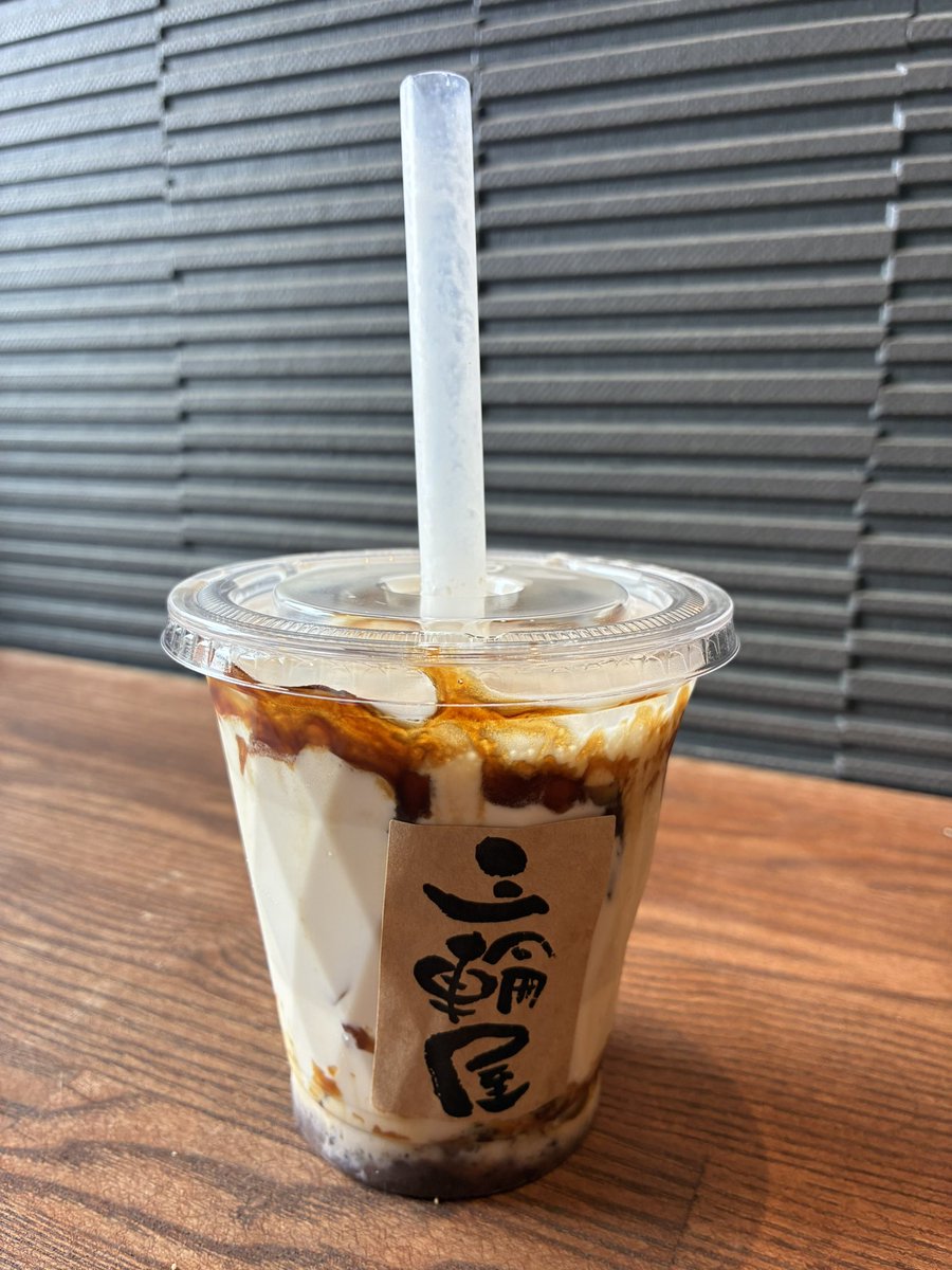 donamiyata's tweet photo. 先日いただきました😋

飲むのが下手なもんで
カップの底に水まんじゅう
取り残されてもうた🤣

粒あん苦手なんやけど
流し込んで飲むからか
そんな気にならへんかった😗

#三輪屋
#飲む水まんじゅう https://t.co/lGq1Hwy7Di