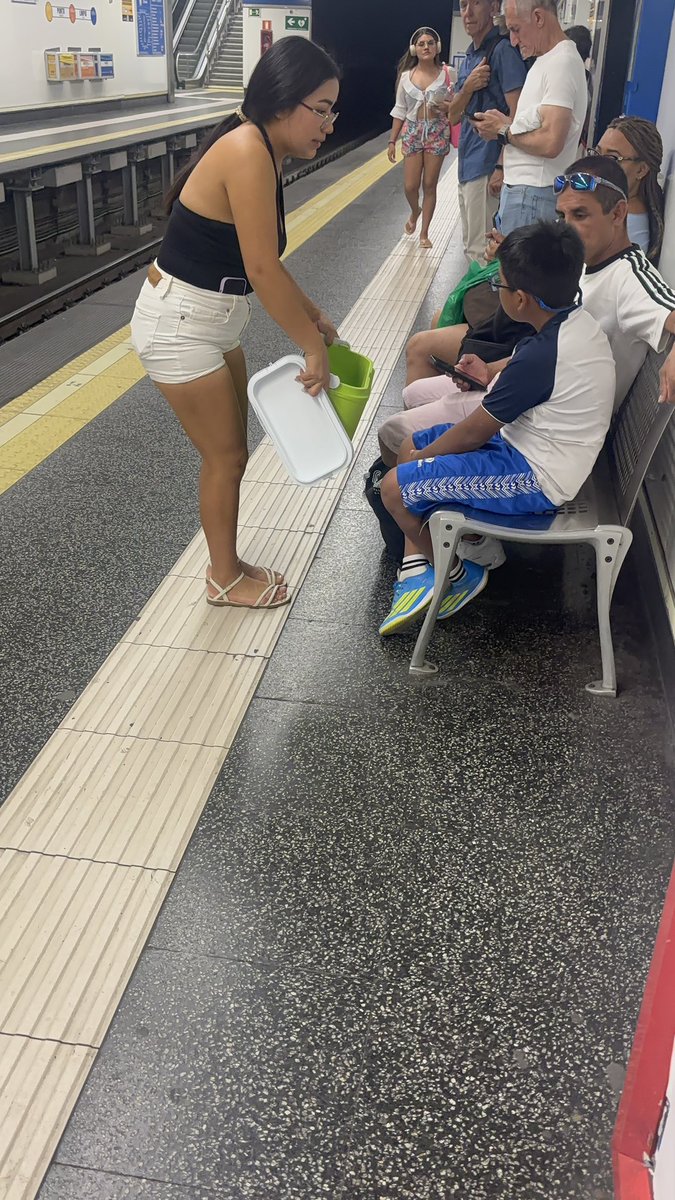 JuanPolirvoj's tweet photo. Subimos el nivel de vendedores ambulantes de @metro_madrid  hoy toca paleta - helados de sabores . Cero control sanitario , cero seguridad , cero impuestos 

#pp #psoe #metromadrid #tercermundo https://t.co/49O5HHQ1as