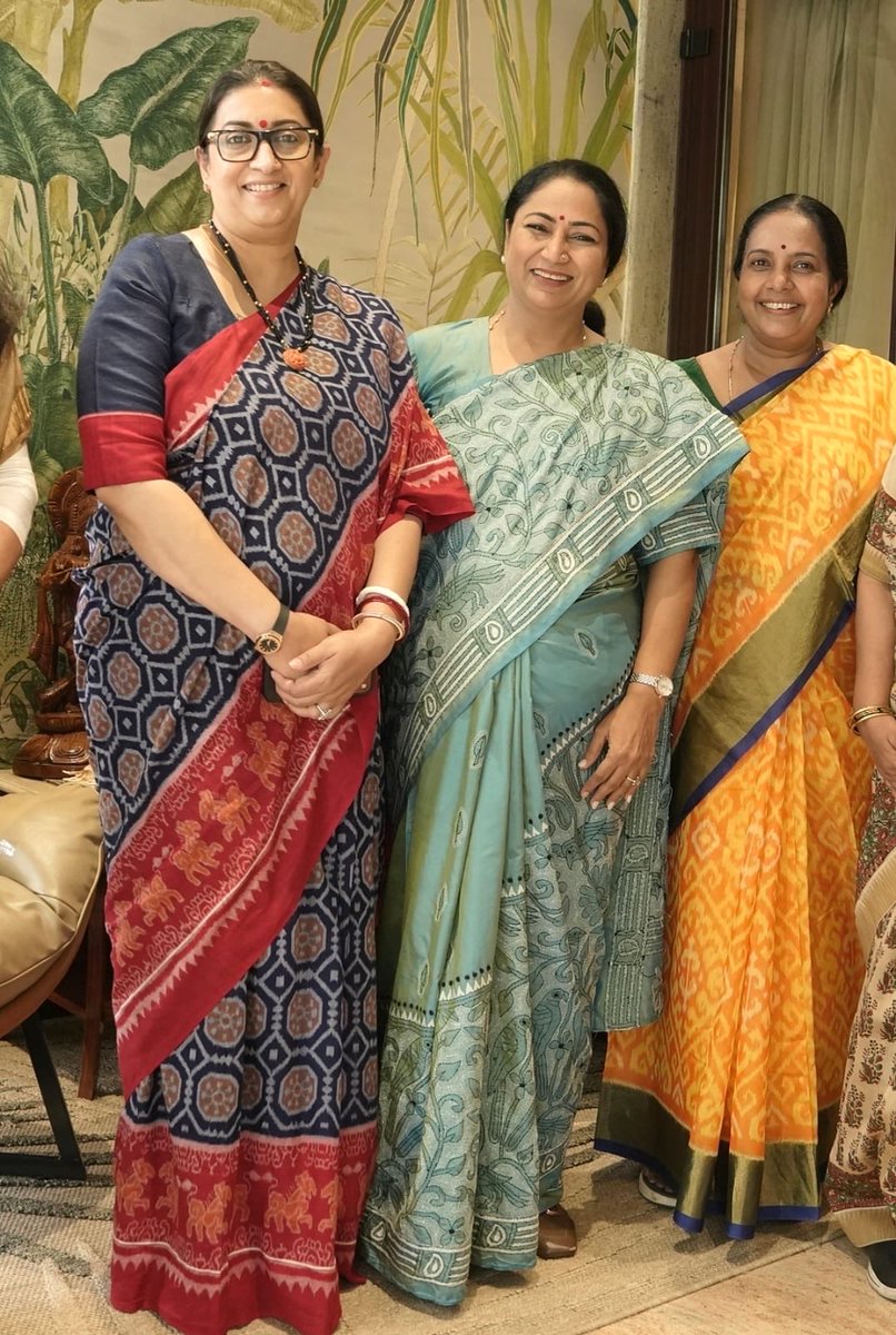 gupta_rekha's tweet photo. आज जनसेवा सदन में उन आदरणीय वरिष्ठ बहनों से मिलने का अवसर मिला, जिनके स्नेह, मार्गदर्शन और विश्वास ने परिषद के दिनों से लेकर भाजपा महिला मोर्चा में मेरे कार्यकर्ता जीवन और सार्वजनिक जीवन की यात्रा को निरंतर प्रेरित किया है।

पूर्व केंद्रीय मंत्री श्रीमती स्मृति ईरानी जी, राष्ट्रीय महिला आयोग की अध्यक्ष श्रीमती विजया रहाटकर जी, भाजपा महिला मोर्चा की राष्ट्रीय अध्यक्ष श्रीमती वनाथी श्रीनिवासन जी, राज्यसभा सांसद एवं भाजपा की राष्ट्रीय सचिव श्रीमती अलका गुर्जर जी, भाजपा की राष्ट्रीय उपाध्यक्ष सुश्री सरोज पांडेय जी तथा भाजपा की राष्ट्रीय सचिव एवं राष्ट्रीय अनुसूचित जनजाति आयोग की सदस्य श्रीमती आशा लकड़ा जी से आत्मीय भेंट हुई।

आज आप सभी से मिलकर अनेक स्मृतियां ताजा हो गईं। आदरणीय प्रधानमंत्री श्री @narendramodi जी के नेतृत्व में हम सभी राष्ट्र निर्माण और जनसेवा के इस संकल्प को पूरी निष्ठा और समर्पण के साथ आगे बढ़ाने के लिए प्रतिबद्ध हैं।

आप सभी का मार्गदर्शन आगे भी इसी प्रकार मिलता रहे, यही कामना है।

@smritiirani 
@VijayaRahatkar 
@VanathiBJP 
@alka_gurjar 
@SarojPandeyBJP 
@AshaLakra79