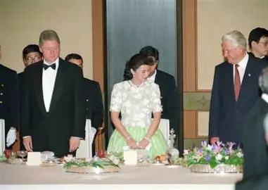 Acid_66's tweet photo. ﾊｯ(*´▽｀*)
モノシラズが。
93年6月にご成婚され、7月には東京サミット晩餐会で、クリントン米大統領とエリツィン露大統領の間に座り、両者を完璧にもてなしたことを、おめえさん知らねえんだよ
エリツィン相手にはロシア語も使ったんぜ https://t.co/Z5xhN8ruED