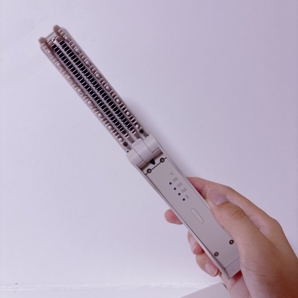 mooooo063ko's tweet photo. LINKA スリークオン ヒートブラシ
折りたたみが可能な充電式ヒートヘアブラシ。  
重さ約135gの超軽量設計🎉
小回りきくし、汗でベタつく日にもサッとお直しできるの！！
前髪にも使いやすいブラシタイプだから初心者さんにもオススメ
ポーチもついているしコードレスなのも最高👍 https://t.co/tN3GaijIj6