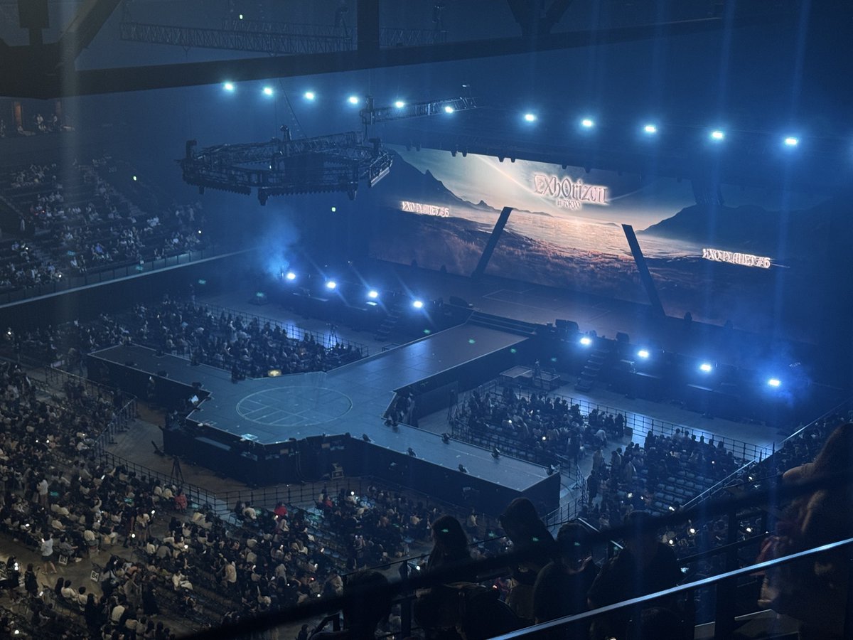 deuce_em's tweet photo. 最後列からまたEXOを観れた
BirdとLoveMeRightにアイドルとして唯一無二にキラキラと輝くベッキョンがいない事を思って泣いたりした
あのパーティセクションで楽しすぎて泣いたりした
スホさんもRUNで泣きそうだったと言っていて皆楽しすぎると泣いちゃうんだねって思った
ほな、次は東京ドームで‼️ https://t.co/qgNVQTEA1U