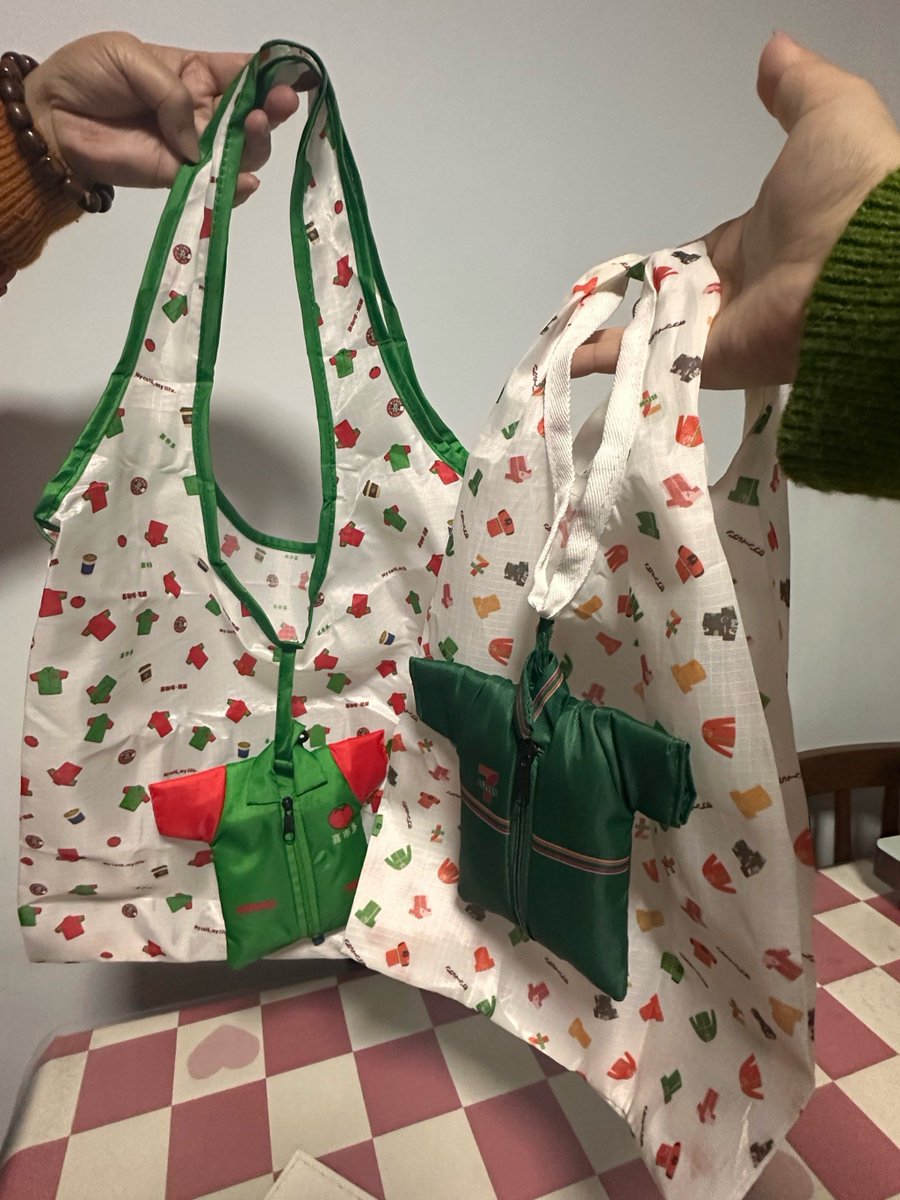 Anastas28344657's tweet photo. A stranger held the door for me when my hands were full of grocery bags today—small act, huge warm heart. Grateful for random kindness. https://t.co/zp6yEExTij