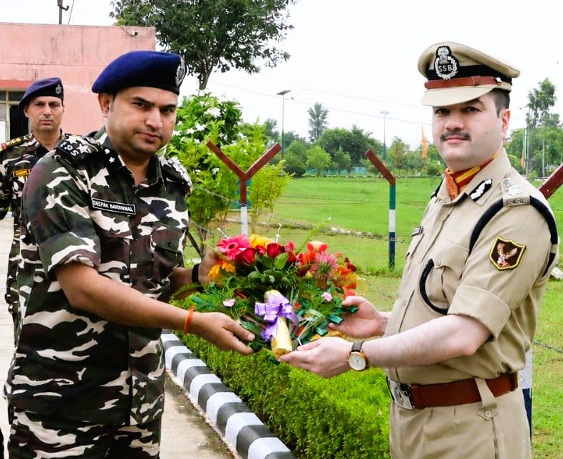 22bnssb's tweet photo. दिनांक 11.07.2026 को श्री दीपक बरनवाल, भारतीय पुलिस सेवा, उप महानिरीक्षक, क्षेत्रक मुख्यालय #ssb गोरखपुर द्वारा 22वीं वाहिनी स.सी.बल महराजगंज का औपचारिक निरीक्षण किया गया श्री शक्ति सिंह ठाकुर,कमांडेंट 22वीं वाहिनी स.सी.ब.महराजगंज द्वारा पुष्पगुच्छ भेंट कर उनका स्वागत किया गया। https://t.co/XEG8kL8xQA