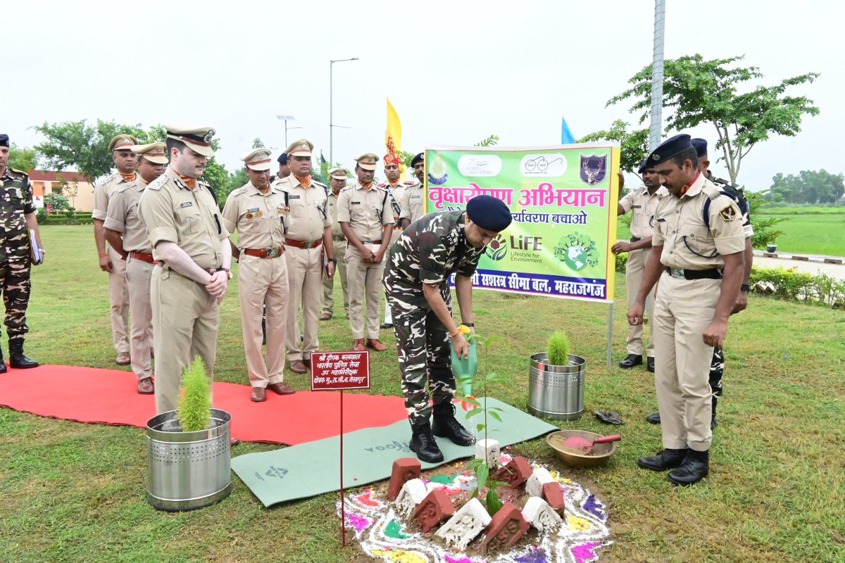 22bnssb's tweet photo. दिनांक 11.07.2026 को श्री दीपक बरनवाल, भारतीय पुलिस सेवा, उप महानिरीक्षक, क्षेत्रक मुख्यालय #ssb गोरखपुर द्वारा 22वीं वाहिनी स.सी.बल महराजगंज का औपचारिक निरीक्षण किया गया श्री शक्ति सिंह ठाकुर,कमांडेंट 22वीं वाहिनी स.सी.ब.महराजगंज द्वारा पुष्पगुच्छ भेंट कर उनका स्वागत किया गया। https://t.co/XEG8kL8xQA
