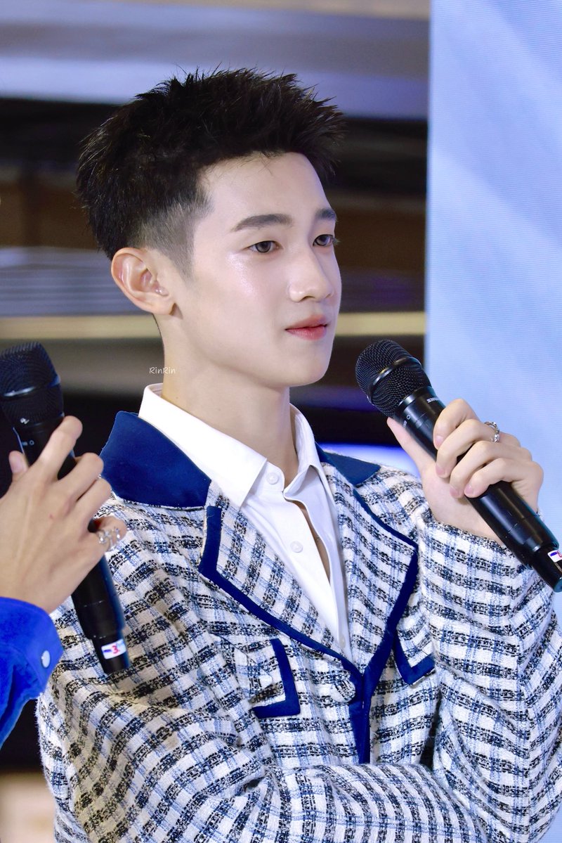 choco_coco_pie's tweet photo. Pro is so pretty 😭💚 he has such soft and delicate facial features and they stand out even more when he cuts his hair shorter 

AMPG DESTINY OF US
#DestinyclinicxAlmondProgress
#ProgressPassawish https://t.co/RLXkWlFxVi