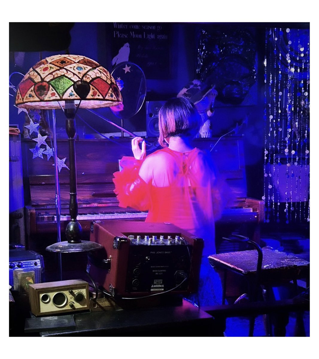 tomoesongs's tweet photo. 2026.7.11【高円寺稲生座】
背中で語って来ました🎹

偶然の出会いから猫の話で意気投合したヨシさんと、お互いの音楽を知らないまま対バンを決めての今宵だったのですが

あの日の出会いは必然だったと思うほど「しげとよ」の音楽はわたくしの好みで
嬉しい嬉しい夜でした♬ https://t.co/KBB8Gt9U9J
