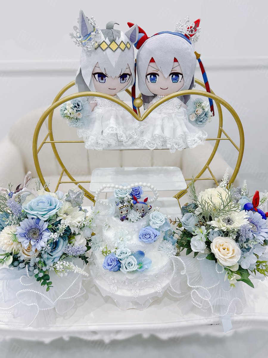 ogt_mania's tweet photo. めっちゃ貼り忘れて今更なのですが、ミドバ祭壇のお花とフェイクケーキは毎回恒例花屋の母に頼んで作ってもらいました💐
（ケーキはサプライズで作ってくれました...！）

私の置き場所が悪く、見辛くなってしまったけれど、ブーケにカチューシャキーホルダーが入ってます...！🔶⚡️ https://t.co/yLBvVwWMZg