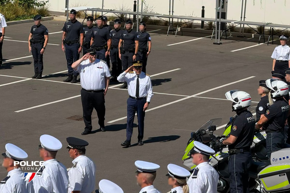 PoliceNat54's tweet photo. Journée de la Police nationale en Meurthe-et-Moselle 🇫🇷

Ce vendredi à #Nancy, mise à l'honneur de nos médaillés, hommage solennel aux policiers blessés ou morts en service.

Pour la 1ère fois, un policier réserviste a été décoré.

Félicitations à nos policiers ! 👮‍♂️💙

#Hommage https://t.co/qrmD5hWFDH