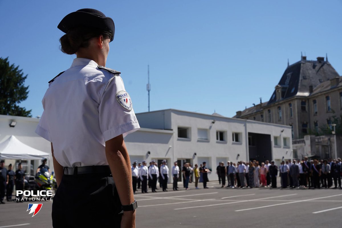 PoliceNat54's tweet photo. Journée de la Police nationale en Meurthe-et-Moselle 🇫🇷

Ce vendredi à #Nancy, mise à l'honneur de nos médaillés, hommage solennel aux policiers blessés ou morts en service.

Pour la 1ère fois, un policier réserviste a été décoré.

Félicitations à nos policiers ! 👮‍♂️💙

#Hommage https://t.co/qrmD5hWFDH