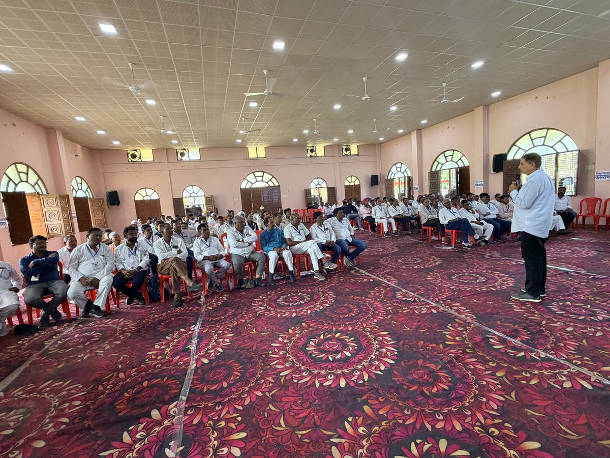 Barmer_Harish's tweet photo. आज जिला कांग्रेस कमेटी खरगोन के नगर, मंडल एवं ब्लॉक कांग्रेस कमेटी अध्यक्षों के प्रशिक्षण शिविर में साथियों से संवाद कर संगठन को और अधिक मजबूत, सक्रिय एवं जनआधारित बनाने के संकल्प पर विस्तार से चर्चा की।

कांग्रेस केवल एक राजनीतिक दल नहीं, बल्कि देश की लोकतांत्रिक, संवैधानिक और जनहितकारी विचारधारा का आंदोलन है। हमारी सबसे बड़ी ताकत हमारे समर्पित कार्यकर्ता हैं। जब संगठन का प्रत्येक पदाधिकारी अपनी जिम्मेदारी पूरी निष्ठा, अनुशासन और जवाबदेही के साथ निभाएगा, तब कांग्रेस का संदेश अंतिम व्यक्ति तक पहुँचेगा और जनता का विश्वास और मजबूत होगा।

आगामी समय संगठन को बूथ स्तर तक सशक्त करने, जनहित के मुद्दों पर निरंतर संघर्ष करने और जनता के बीच सक्रिय रहने का है। हमारा लक्ष्य केवल चुनाव जीतना नहीं, बल्कि लोगों के अधिकारों, संविधान और सामाजिक न्याय की रक्षा के लिए एक मजबूत जनआंदोलन खड़ा करना है।

इस अवसर पर जिला कांग्रेस कमेटी के अध्यक्ष श्री रवि नायक जी, पूर्व मंत्री विजयलक्ष्मी साधो जी, विधायक श्रीमती झूमा सोलंकी जी, श्री केदार डावर जी, जिला प्रभारी श्री जयसिंह जी, पूर्व विधायक श्री राजनारायण सिंह जी, श्री रवि जोशी जी सहित संगठन के अनेक वरिष्ठ पदाधिकारी एवं कार्यकर्ता उपस्थित रहे।
#TrainingForTransformation
@INCIndia @kharge @RahulGandhi @kcvenugopalmp @INCMP