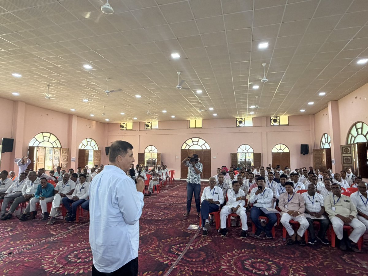 Barmer_Harish's tweet photo. आज जिला कांग्रेस कमेटी खरगोन के नगर, मंडल एवं ब्लॉक कांग्रेस कमेटी अध्यक्षों के प्रशिक्षण शिविर में साथियों से संवाद कर संगठन को और अधिक मजबूत, सक्रिय एवं जनआधारित बनाने के संकल्प पर विस्तार से चर्चा की।

कांग्रेस केवल एक राजनीतिक दल नहीं, बल्कि देश की लोकतांत्रिक, संवैधानिक और जनहितकारी विचारधारा का आंदोलन है। हमारी सबसे बड़ी ताकत हमारे समर्पित कार्यकर्ता हैं। जब संगठन का प्रत्येक पदाधिकारी अपनी जिम्मेदारी पूरी निष्ठा, अनुशासन और जवाबदेही के साथ निभाएगा, तब कांग्रेस का संदेश अंतिम व्यक्ति तक पहुँचेगा और जनता का विश्वास और मजबूत होगा।

आगामी समय संगठन को बूथ स्तर तक सशक्त करने, जनहित के मुद्दों पर निरंतर संघर्ष करने और जनता के बीच सक्रिय रहने का है। हमारा लक्ष्य केवल चुनाव जीतना नहीं, बल्कि लोगों के अधिकारों, संविधान और सामाजिक न्याय की रक्षा के लिए एक मजबूत जनआंदोलन खड़ा करना है।

इस अवसर पर जिला कांग्रेस कमेटी के अध्यक्ष श्री रवि नायक जी, पूर्व मंत्री विजयलक्ष्मी साधो जी, विधायक श्रीमती झूमा सोलंकी जी, श्री केदार डावर जी, जिला प्रभारी श्री जयसिंह जी, पूर्व विधायक श्री राजनारायण सिंह जी, श्री रवि जोशी जी सहित संगठन के अनेक वरिष्ठ पदाधिकारी एवं कार्यकर्ता उपस्थित रहे।
#TrainingForTransformation
@INCIndia @kharge @RahulGandhi @kcvenugopalmp @INCMP
