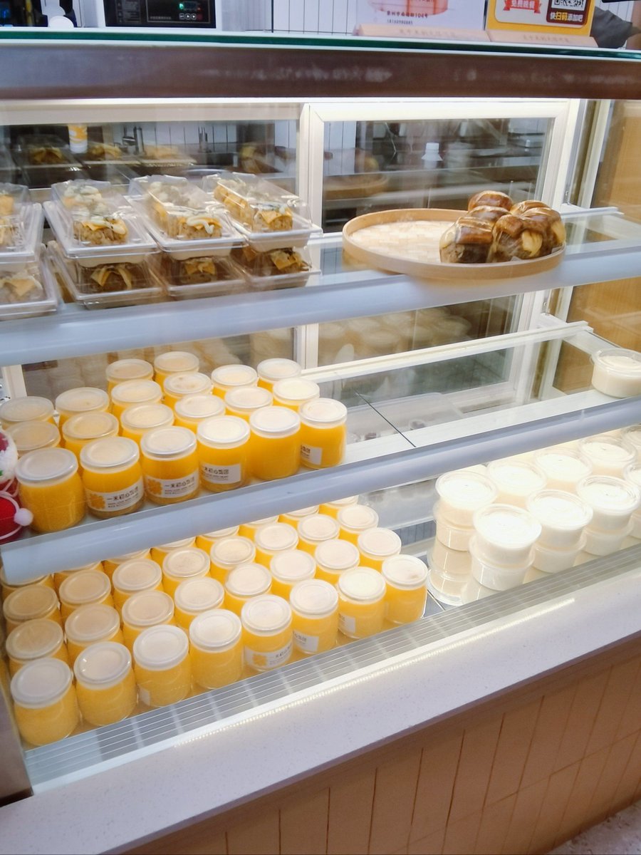 AlexBunke1's tweet photo. Tried fluffy Thai mango sticky rice tonight—sweet coconut cream glistening, ripe mango juice bursting, that cozy sticky rice chew hits different. Pure tropical comfort in every bite! https://t.co/8FY8XeHHJA