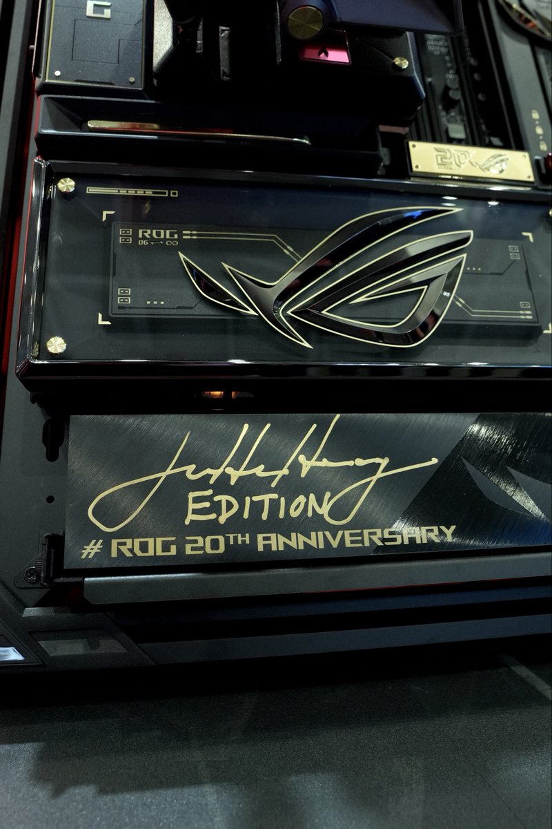 asusrogturkiye's tweet photo. 20 yıllık efsane donanım. ⚡⁣
⁣
İkonik anakartlardan yeni nesil bileşenlere kadar ROG Edition 20, COMPUTEX 2026'da performansın evrimini gözler önüne serdi!
⁣
Sınırları zorlamaya cesaret eden oyuncular için tasarlandı.
#ROG #ROGComputex2026 #ROG20thAnniversary #ForThoseWhoDare https://t.co/7Q8sg2LUEh