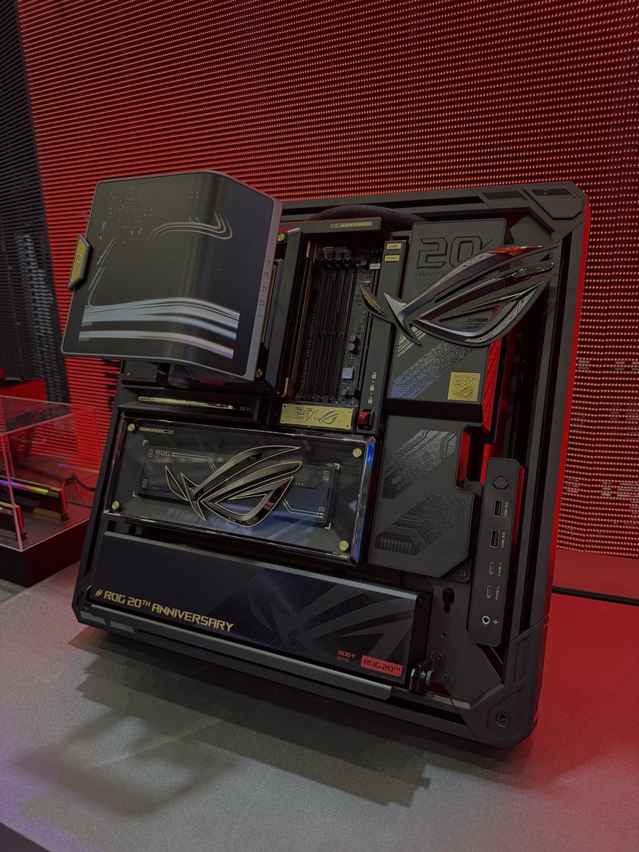 asusrogturkiye's tweet photo. 20 yıllık efsane donanım. ⚡⁣
⁣
İkonik anakartlardan yeni nesil bileşenlere kadar ROG Edition 20, COMPUTEX 2026'da performansın evrimini gözler önüne serdi!
⁣
Sınırları zorlamaya cesaret eden oyuncular için tasarlandı.
#ROG #ROGComputex2026 #ROG20thAnniversary #ForThoseWhoDare https://t.co/7Q8sg2LUEh