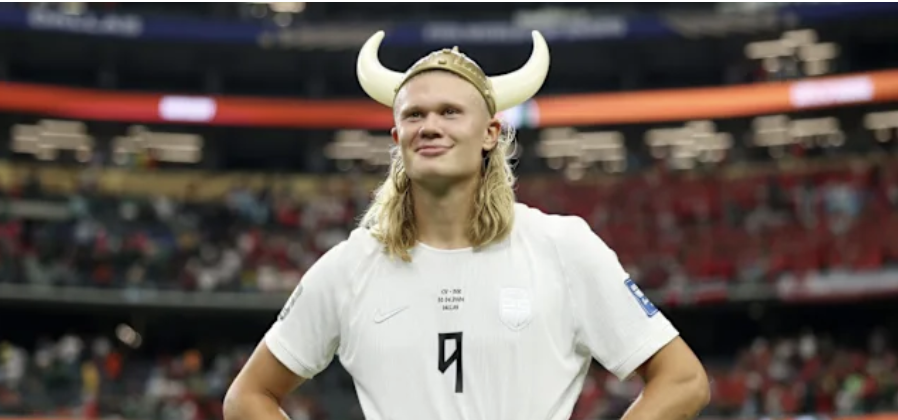 stevemagness's tweet photo. Fun is the greatest performance enhancer. And Erling Haaland is showing us how and why:

Before taking on Brazil, Erling Haaland told his teammates: "No matter what happens just smile and enjoy it. Just live in the moment because we did everything we can... just enjoy playing football."

Then he scored twice and Norway knocked out a 5-time World Cup champion...

Haaland is having a blast. He's known as the "smiling assassin," joking around with teammates and opponents before unleashing. Days before the biggest game of his life, a World Cup quarterfinal against England, Haaland was spotted golfing in Florida.

Some fans were annoyed. Shouldn't the joint-top scorer at the World Cup be locked in?

They're missing the point...

Haaland is one of the most dedicated athletes on the planet. He calls himself a 24/7 athlete, with 10 hours of sleep a night, blue-light glasses to help out, saunas, ice baths, you name it. The man treats recovery like a profession.

The golf and the jokes sit on top of one of the most disciplined operations in sport. And that's the point...dedication and fun work in concert.

Our image of elite performers is often one of stoic seriousness. We mistake being serious for being dedicated.

They are not the same thing. And confusing them has consequences.

I conducted a survey of 2,000+ performers, including Olympic medalists, pro athletes from every major sport, actors, and more.

When did they perform best? Performing out of a place of joy, fun, and curiosity beat stoic, serious, gritting it out 11 to 1.

When I asked what advice these world-class performers would give their younger self? "Enjoy it, have fun, don't take it so seriously" dominated. Only a single person in the entire survey said to be more serious.

When asked why they compete, Joy/fun was the number one response by far.

Psychologist Robert Vallerand found this out decades ago. He found that nearly all performers have passion. But there are two kinds.

Obsessive passion: your self-worth is on the line, you NEED to win.

Harmonious passion: you love it, it fits your life, mastery.

Both could lead to elite performance, but obsessive tended to lead to burnout and a growing fear of failure.

Joy is an expansive emotion. It frees us up, we get to explore our potential and play to win. Just look at a toddler...You know the best way to get them out of losing it tantrum mode? Curiosity.

If you get them curious about something, a funny noise, flickering light, etc. the tantrum fades.

Curiosity is the antidote to fear and losing it. It opens up to explore. That's the basis of fun.

It's why you see Eliud Kipchoge smiling at mile 23 of the marathon. Or Steph Curry smiling on the free throw line...

They understand that while for some baring down may work. For far too many, it pushes us into do or die mode. And despite what you hear on social media, very few perform well there.

It's a mistake I saw all the time as a coach. The tight, grim athlete who trained perfectly and raced terribly

Far too often, we think that if they are laughing around, joking, smiling, it means they aren't serious, that they don't care.

That's BS. Fun is the fuel. It's what allows us to be locked-in without tension.

It's the nuance that sprint coach Bud Winter noticed decades ago to sprint your fastest, you have to give maximum effort while relaxed. 

It's the same here. To be dedicated, to get locked-in, we have to have fun doing it. 

It's what puts us in seeking mode, hunting for goals with teammates we care about because that's what we know and love to do.

Fun is the best performance enhancer there is. We knew this as kids. Go back there.

Or just listen to my 3 year old...when she saw Haaland, she asked "Is that Elsa's brother?" That might be the best theory for his superpowers we get...