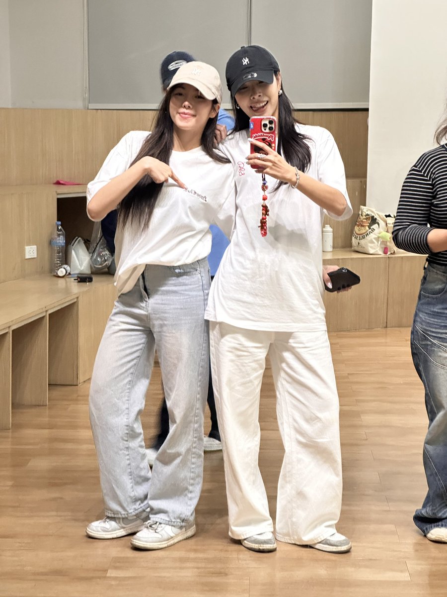 deviyabha's tweet photo. เดวี่แพรวาเหมือนแฝดมากงง5555555
หมวก NY เสื้อแบรนด์ตัวเอง กางเกงยืน(แต่คนละสี) รองเท้ายี่ห้อเดียวกันสีเดียวกัน🤣
#deviyabha #กู๊ดกู๊ดของเดวี่ https://t.co/wj3xUQXxTd