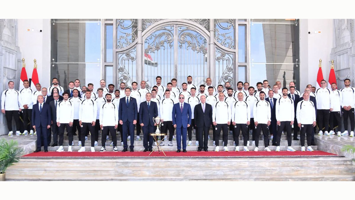 EGPresidency_AR's tweet photo. السيد الرئيس يستقبل لاعبي المنتخب الوطني لكرة القدم والجهازين الفني والإداري بمدينة العلمين
 https://t.co/BkA7HXM6B0 

#السيد_الرئيس_عبدالفتاح_السيسي 
#الجمهورية_الجديدة 
#موقع_الرئاسة https://t.co/F9RK6aIDaH