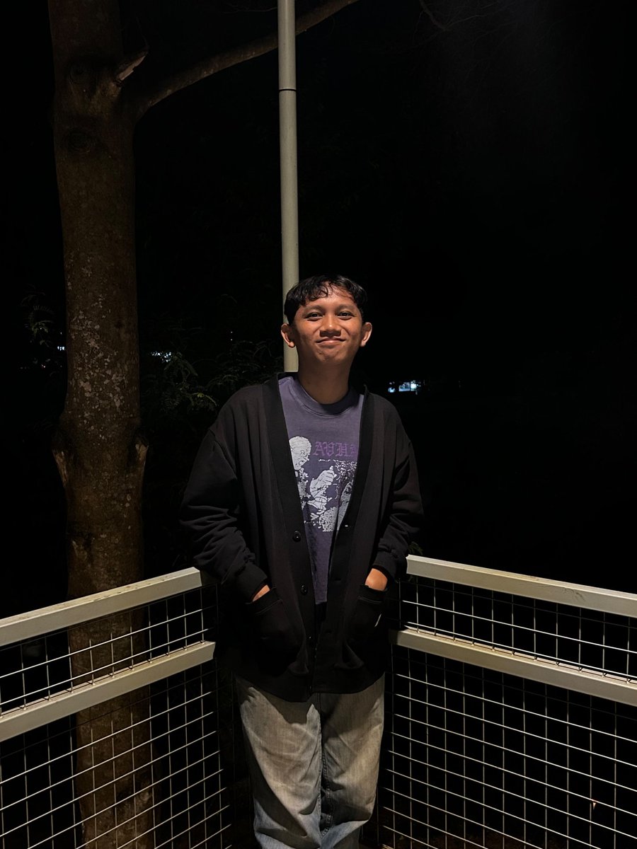 CumaAzam's tweet photo. Belajar foto sambil senyum lagi lah https://t.co/sr97Baex0U