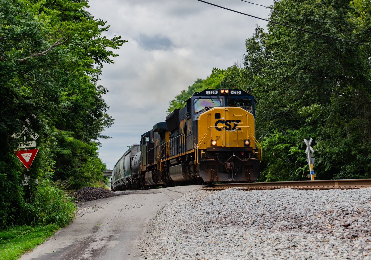 JJackson2716's tweet photo. CSXT 4760 leads a northbound manifest on the mainline subdivision in Bowling Green Kentucky July 10th 2026. https://t.co/HFDLuNWMyr