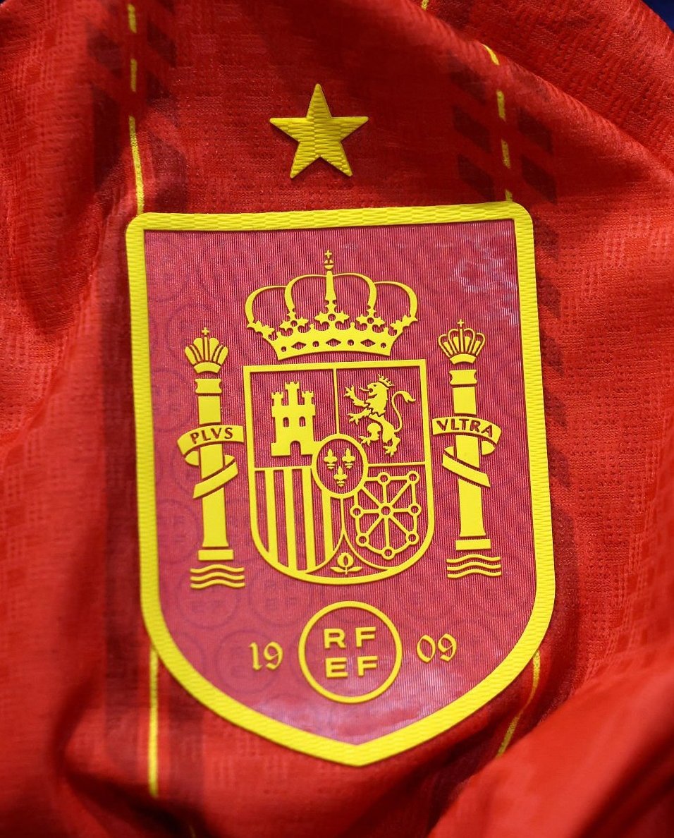 SeleccionRojita's tweet photo. ⚔️Enfrentamientos históricos de España 🇪🇸 contra Francia 🇫🇷.

38 partidos
18 victorias
7 empates
13 derrotas

En Mundiales (1):
2006. 🇪🇸1-3🇫🇷 (Octavos)

Los últimos 5 años.
2021. 🇪🇸1-2🇫🇷 (Final Nations League)
2024. 🇪🇸2-1🇫🇷 (Semis EURO)
2025. 🇪🇸5-4🇫🇷 (Semis Nations League)

Contra Deschamps (post EURO 2012)
7 partidos
4 victorias
1 empate
2 derrotas