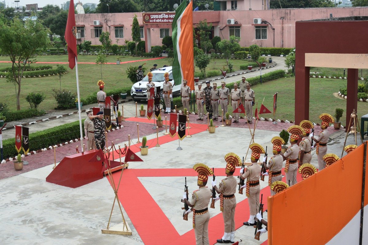 22bnssb's tweet photo. दिनांक 11.07.2026 को श्री दीपक बरनवाल, भारतीय पुलिस सेवा, उप महानिरीक्षक, क्षेत्रक मुख्यालय #ssb गोरखपुर द्वारा 22वीं वाहिनी स.सी.बल महराजगंज का औपचारिक निरीक्षण किया गया श्री शक्ति सिंह ठाकुर,कमांडेंट 22वीं वाहिनी स.सी.ब.महराजगंज द्वारा पुष्पगुच्छ भेंट कर उनका स्वागत किया गया। https://t.co/XEG8kL8xQA