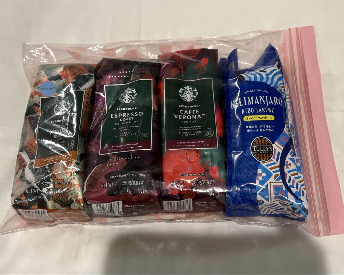 moryricka's tweet photo. 今日の収穫。コラボカフェでも貰えたからダブったけど、クリアカード4種無事コンプ+A賞当たり✨ フードファイトはしごは1日じゃ無理なので、スタバとタリーズ周って1,530〜1,590円のコーヒー豆購入でクリアしたった😅 匂い漏れないようにフリーザーバッグも準備しといて良かったぜ😁 https://t.co/gtGWTDOwtt