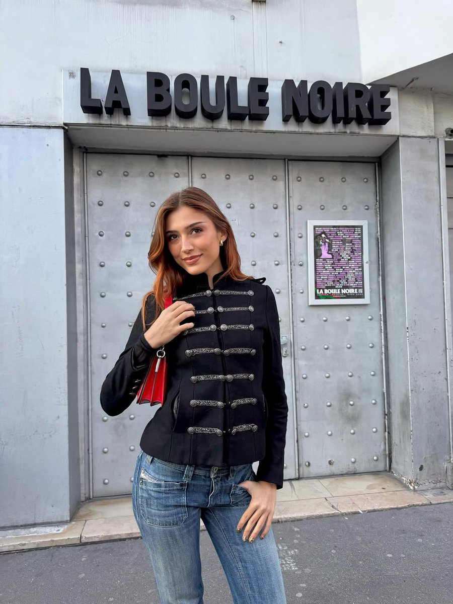rawme_hooda's tweet photo. À la base je suis partie faire des photos devant la Boule Noire pour faire un peu de promo MAIS VOUS L'AVEZ SOLD OUT AVANT QUE JE POSTE !!! Rdv le 24 mars (révisez les paroles je vous guette)

et merci pour tout 🥹❤️ https://t.co/PJei4DRq1V