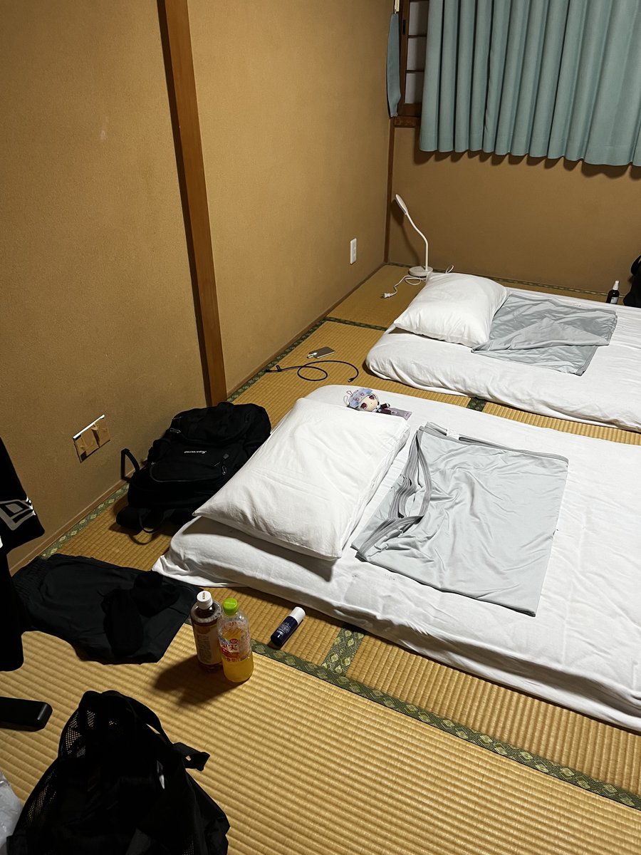 Lyrical_boy's tweet photo. 今日の僕の寝床ここなんですけど、、、、、 https://t.co/eXgh5WuhVu