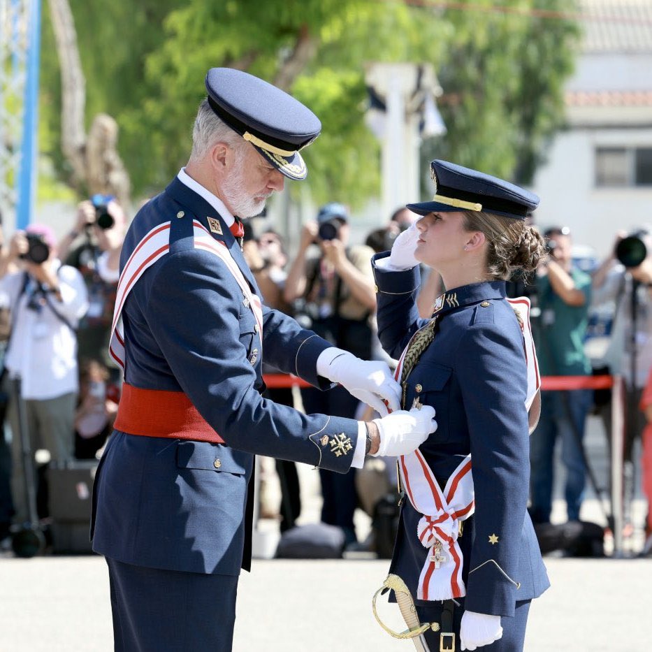 GlobeEyeNews's tweet photo. Princess Leonor of Spain, heir to the throne, completed her 3-year military training in the Spanish Armed Forces. https://t.co/uHwY6h3fHz