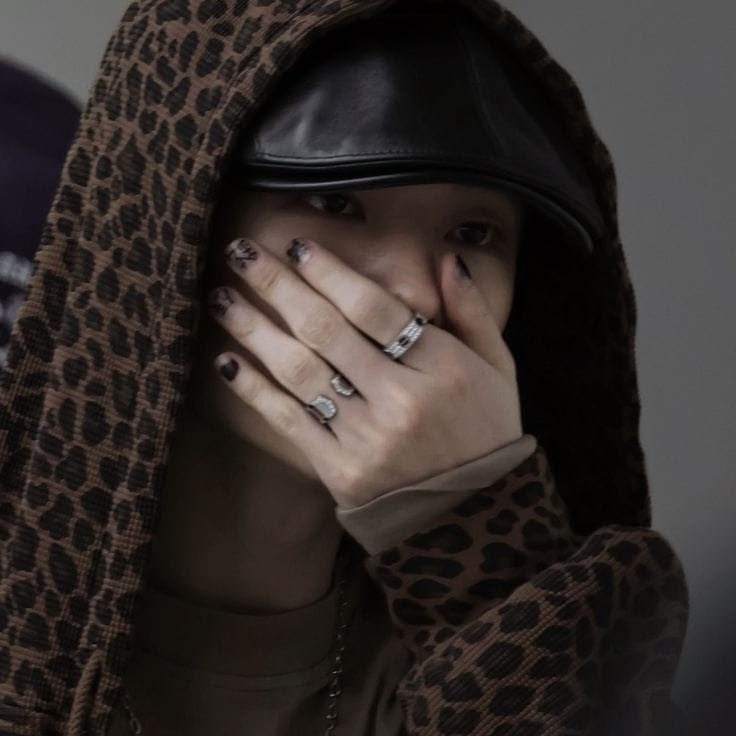 hyunquil's tweet photo. he owns leopard print https://t.co/gNy71K3Owg