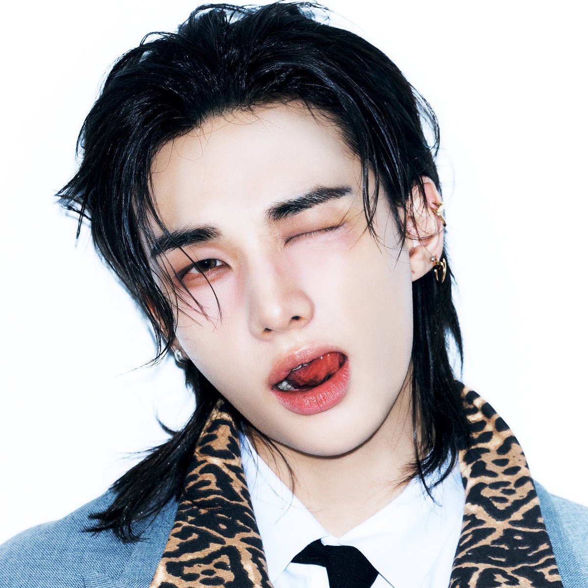 hyunquil's tweet photo. he owns leopard print https://t.co/gNy71K3Owg