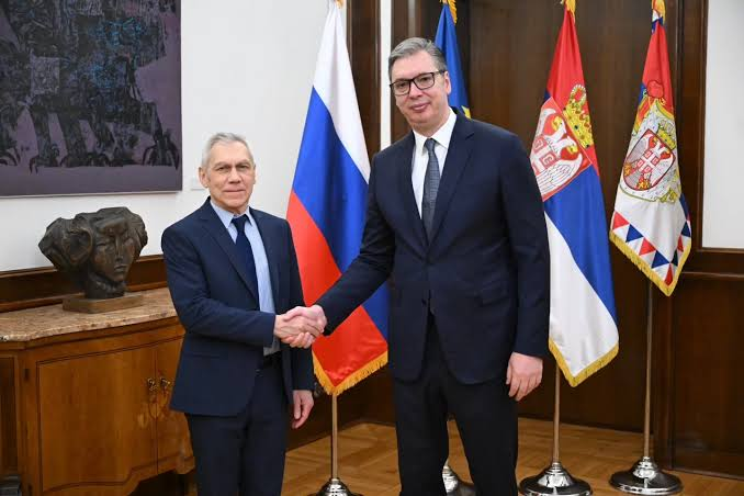Biljana16559170's tweet photo. 🤡ДИПЛОМАТСКИ ПАТОС: Након ММФ-а и Натањахуа, и Руси обрисали под са Ацом Шиптаром!

 👋Док напредњачка фабрика лажи и даље испира мозак народу бајкама о „генијалном државнику који седи на 50 столиц��“, стварност иза затворених врата изгледа као потпуни, понижавајући колапс. Аца Шиптар @avucic @predsednikrs је данас класична политичка крпа којом под брише ко стигне. Прво га је ММФ отворено ошамарио пред целим светом због криминалног расула, колапса и милијардских дугова у ЕПС-у и Србијагасу. Затим га је израелски премијер Нетањаху брутално понизио јер је овај бедник слао људе у Техеран да се улагује Иранцима, док је са Израелом истовремено потписао мутне одбрамбене уговоре од 1,6 милијарди долара који у себи имају уграђен kill switch (софтверски прекидач) чиме је бе��бедност наше војске и наменске индустри��е дословно предао странцима у руке. А сада је, као круна тог дипломатског циркуса, уследило брутално рибање из Москве.

Само два дана након што се режим понизно уљизивао Западу и примио украјинског представника у Скупштини Србије, на Андрићев венац је хитно ушетао руски амбасадор Александар Боцан-Харченко. То није био никакав „срдачан разговор“, већ класично привођење и испостављање рачуна. 

 👋Руси су дошли да му лупе шамар и траже објашњење за његове шизофрене игре – да им у лице каже зашто домаћој јавности глуми русофила док иза леђа масовно шаље с��пску муницију и оружје Украјини која убија руске војнике.

🤥Да би некако сакрили ово јавно понижење пред предстојеће изборе, Аца Шиптар и његови јефтини медијски ботови су брже-боље лансирали гротескно саопштење о некакавој „заједничкој борби против ревизије историје Другог светског рата“. Па има ли већег гађења, бестидности и лицемерја од тога? Шта они имају да глуме пред било ким и коју историју они бране?

 🪦Управо овај криминални режим у Београду, у спрези са појединим круговима, годинама уназад спроводи најјезивију ревизију историје и издају сопственог народа тако што директно и срамно смањује број српских жртава страдалих од усташке руке у НДХ! 

 🩻Држа��на пропаганда је спремна да више стотина хиљада покланих и у јаме бачених Срба у Јасеновцу и усташкој НДХ сведе на бедне, понижавајуће цифре како би се додворила својим страним мен��орима и уклопила у труле политичке калкулације. Они буквално тргују костима наших предака!

Најбољи доказ тог велеиздајничког лицемерја је чињеница да напредњачка послушничка већина у Скупштини Србије више пута није хтела ни да стави на дневни ред, а камоли да изгласа Резолуцију о геноциду над Србима, Јеврејима и Ромима у усташкој НДХ. За стране диктате, понижења и резолуције које им наређују западне амбасаде дижу руке у секунди, а признање највећег покоља сопственог народа у историји намерно блокирају да се не би замерили комшијама и газдама.

Аца Ши��тар је прочитан и одбачен од свих. Распродао је економију Србије и задужио нас само за месец дана за две милијарде евра по астрономским каматама које стабилне државе не могу ни да замисле. Поклонио је свету српску земљу, Косово и Метохију, угасио српске институције, а за узврат ЕУ поклања литијум у Јадру да би сачувао своју фотељу. 

Америци се улизује на најљигавији могући начин – преко својих таблоида куми и моли Доналда Трампа, док зграду Генералштаба у центру Београда, симбол НАТО страдања, поклања његовом зету Џареду Кушнеру за луксузне хотеле. Продао је чак и ДНК и биолошке податке нашег народа страним фармацеутским компанијама кроз БИО4 кампус, док стране Дата центре који нам гуше и сишу ионако урушени енергетски систем користи за дигиталну контролу грађана.

Према Православљу, среброљубље је један од највећих смртних грехова и корен сваког зла. То што овај режим и његови плаћени ботови раде за паре, бранећи очигледан криминал, корупцију и велеиздају, јесте управо школски пример тог смртног греха. Продали су образ, веру и државу за шаку динара и сендвич. Ова лажна „Александрија“ и кула од карата грађена на дуговима и крви убрзано се руши. Аца Шиптар је за цео свет постао обичан изоловани кловн са којим странци разговарају само када треба да се потпише следећа распродаја Србије.

#Srbija #Vucic #BocanHarcenko #Skupstina #Jasenovac #BIO4 #Jadarsiti #EPS #Srbijagas

#KulaOdKarata #Propaganda #Veleizdaja #Srebrocljublje #SveSeRaspada #Botovi #RealnaSrbija #EkonomskiKolaps #IstinaOSrbiji