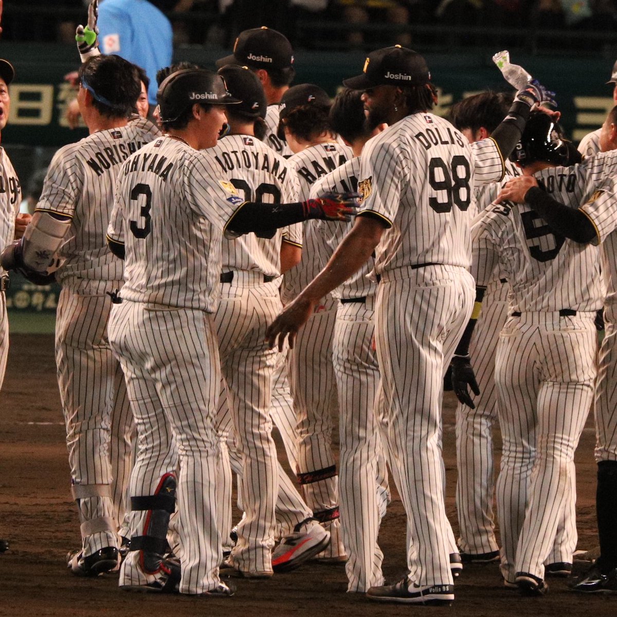 hnsntg22's tweet photo. サヨナラ勝ちの後も申し訳なさそうなドリスと、そんなドリスを労わる大山さん。素敵な光景🥲✨
#大山悠輔 選手
#ドリス 選手

2026.07.11 甲子園
#阪神タイガース https://t.co/Pw9OUYDPKc