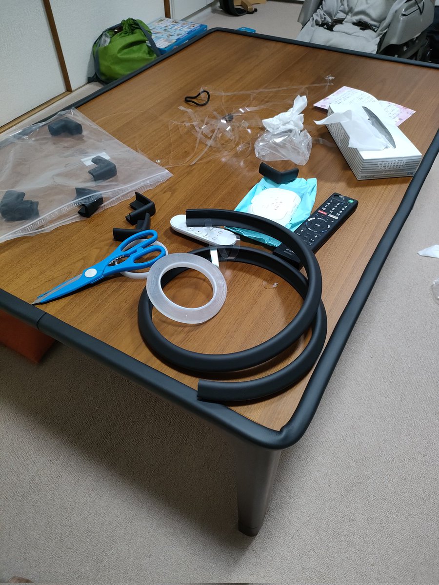 k_e_t_'s tweet photo. プチDIY、すぐ転ぶのに立ちたくて仕方ない1歳児が机に頭ガーンしても大丈夫なフワフワのヤツ！
思ったより厚みが小さくてテーブルも使いにくくならなさそう。
これでずっと横で監視しなくて済む…。 https://t.co/DGi2SJL0qB