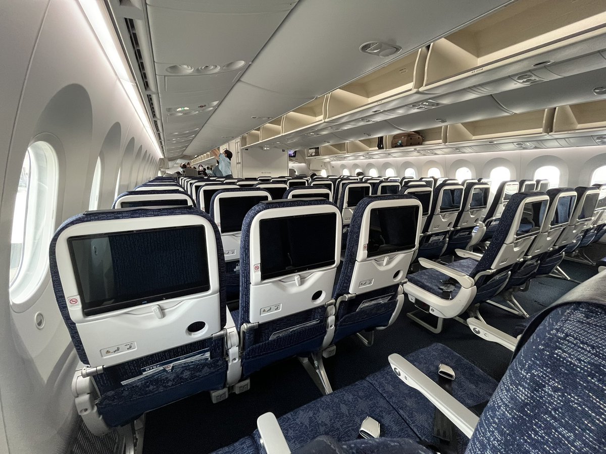 Trip_fun_plane's tweet photo. ✈️Now Boarding✈️
とある用事で大阪へ‼️

NH13 HND-ITM

B787-10 JA983A

4ヶ月ぶりの伊丹へ‼️
429席がほぼ満席になるほどの搭乗率😳

事前座席指定できると窓側行けるけど
シンプルだときつそうだなという印象です
#ANA #大阪 #伊丹 #B787 https://t.co/EHa95M9ZjT