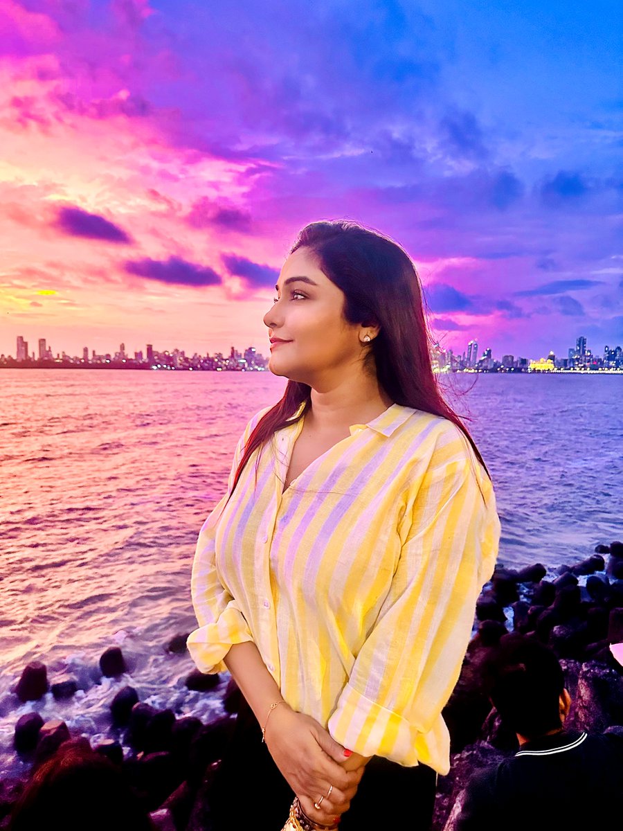sayantani8's tweet photo. Sky on fire. City in peace. ✨ 🌅💛🧿
#NarimanPoint #MumbaiSkies #SunsetLovers #marindrive #recentthrowback https://t.co/CmNREhskWu