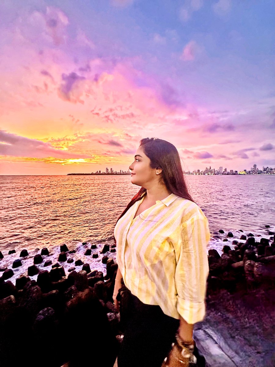sayantani8's tweet photo. Sky on fire. City in peace. ✨ 🌅💛🧿
#NarimanPoint #MumbaiSkies #SunsetLovers #marindrive #recentthrowback https://t.co/CmNREhskWu