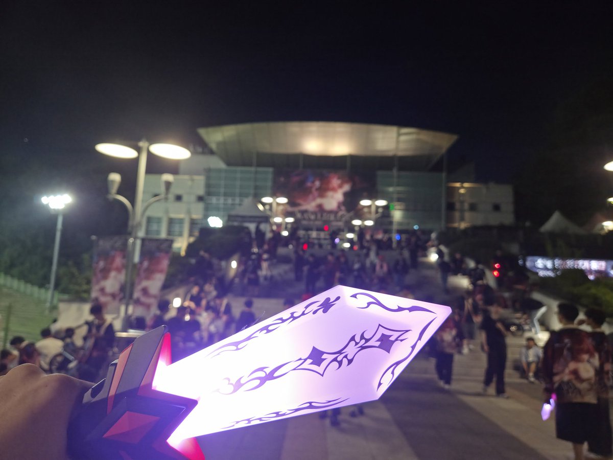2_imjae2's tweet photo. #for_shibuki
26/07/11
리제콘 부키 게스트 후기💌

안녕? 후기로 보는건 오랜만이네?
아무래도 손목터널증후군 때문에;;
하지만, 이건 ㄹㅇ 못참음 ㄹㅇ
아 그리고 리제선배 것도 쓸거니 궁금하면 프로필열어서 보든가 ㅇㅅㅇ

시작해볼까?
처음은 티켓팅이였어
부키실루엣이 보이기 전부터 나리는 2층을 사전 예매한 상태여써
근데? 이런 왠걸? 바로 1층으로 내려옴 ㅋㅋㅋㅋㅋㅋ
1, 2 구역은 아니였지만 3구역 맨 앞에서 응원했음!!

나리는 좀 늦게 갔는데 한 3시 30분 도착? 그랬는데 아니 왜이리 더워? 말 안됨 ㄷㄷ
그렇게 할거하고나니 들어가는 시간이더라

스텔콘때는 걱정반 기대반이였다면 이번엔 기대100!
(이 중간은 리제콘이기에 부키후기에는 안적음 ㅇㅅㅇ)

그러고나서 부키 게스트 나오니깐
와씨 와.. 미치겠는거야
아니 부키씨 춤 잘추네?
리제선배랑 춤출때 그 장면(알거라 생각해).. 좀 쩌네?

그렇게 부키나와서 나리 팔문둔갑썼어
저번 스텔콘때는 나리가 성대결절전조증상이 왔었자나
그래서 단련하고 하니깐 괜찮네?
빨리 칭찬해 부키야ㅑㅑ빨리 쓰담쓰담 ㄱㄱㄱ
ㅋㅋㅋㅋㅋㅋㅋㅋㅋ

부키는 오늘 게스트로 나오면서 어땠어?
게스트 장면이 끝났었더라도 무대 뒷편에서 있었을 것 같은데,
어땠어? 기분은?

나리는 많은 감정과 생각이 들더라고
당연히
여럿 긍정적인 감정 + 부정적인 감정 한개(허리아픔 ㅋㅋㅋㅋㅋ)
이 있었고 부키가 비춰보이더라

1년이 될수도 있고 2년.. 혹은 그 너머에 부키도 아마 단콘을 하게되겠지?
그래서 그런 상상을 해봤어
아마.. 끝나고 나리는 울지 않을까?
끝난 이후 스탠딩석에서 앉아서 울것같아
그것도 펑펑?
아이.. 이거 쓰니깐 또 상상되서 울컥하네

암튼! 오늘 나리는 부키가 많은 생각을 했을거라 생각하는데 이것 하나만 기억하면됨!!

우리는 우리대로.
지금 이 시간 또한 미식이자 풀다이닝이자 만찬이야.
그러니 조급할 필요는 ㄴㄴㄴ
언제나 함께 할거니깐 🫳🏻🫳🏻

지금 나리는 집가고있어~
내일 많은 이야기 나누잤구나
수고했어💜🫳🏻

ps. 부키씨. 편지때 울었지? 나리가 세방울 흘렸는데 부키가 안 울리가 없음
