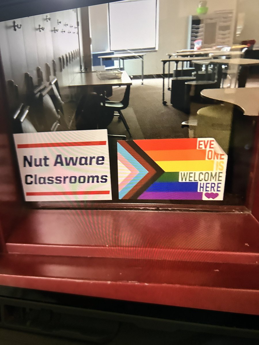 AnneBeier95682's tweet photo. Why is this trans flag  at Terrace View Elementary school? @SLP_Schools https://t.co/NSYtnYmAVv
