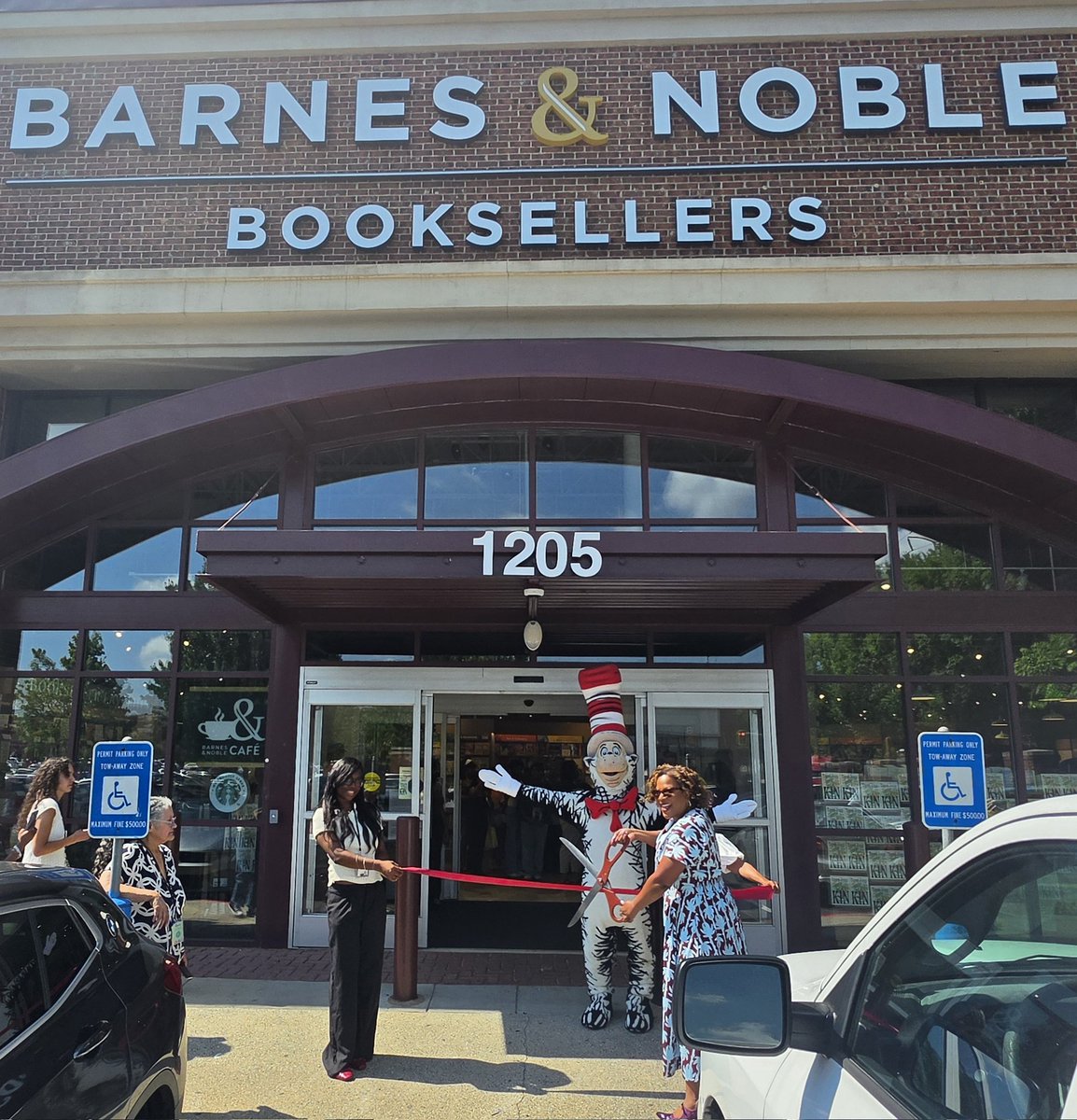 SamanthaDRogers's tweet photo. Welcome back to the community, Barnes & Noble Edgewood! I'm so thrilled to have a bookstore back. It was an absolute pleasure seeing author @tayari to get my copy of "Kin" signed! @BNEdgewood
#BarnesAndNoble #Edgewood https://t.co/UvJHMFIRV4