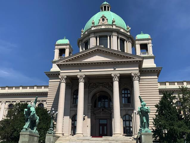 Biljana16559170's tweet photo. 🤡ДИПЛОМАТСКИ ПАТОС: Након ММФ-а и Натањахуа, и Руси обрисали под са Ацом Шиптаром!

 👋Док напредњачка фабрика лажи и даље испира мозак народу бајкама о „генијалном државнику који седи на 50 столиц��“, стварност иза затворених врата изгледа као потпуни, понижавајући колапс. Аца Шиптар @avucic @predsednikrs је данас класична политичка крпа којом под брише ко стигне. Прво га је ММФ отворено ошамарио пред целим светом због криминалног расула, колапса и милијардских дугова у ЕПС-у и Србијагасу. Затим га је израелски премијер Нетањаху брутално понизио јер је овај бедник слао људе у Техеран да се улагује Иранцима, док је са Израелом истовремено потписао мутне одбрамбене уговоре од 1,6 милијарди долара који у себи имају уграђен kill switch (софтверски прекидач) чиме је бе��бедност наше војске и наменске индустри��е дословно предао странцима у руке. А сада је, као круна тог дипломатског циркуса, уследило брутално рибање из Москве.

Само два дана након што се режим понизно уљизивао Западу и примио украјинског представника у Скупштини Србије, на Андрићев венац је хитно ушетао руски амбасадор Александар Боцан-Харченко. То није био никакав „срдачан разговор“, већ класично привођење и испостављање рачуна. 

 👋Руси су дошли да му лупе шамар и траже објашњење за његове шизофрене игре – да им у лице каже зашто домаћој јавности глуми русофила док иза леђа масовно шаље с��пску муницију и оружје Украјини која убија руске војнике.

🤥Да би некако сакрили ово јавно понижење пред предстојеће изборе, Аца Шиптар и његови јефтини медијски ботови су брже-боље лансирали гротескно саопштење о некакавој „заједничкој борби против ревизије историје Другог светског рата“. Па има ли већег гађења, бестидности и лицемерја од тога? Шта они имају да глуме пред било ким и коју историју они бране?

 🪦Управо овај криминални режим у Београду, у спрези са појединим круговима, годинама уназад спроводи најјезивију ревизију историје и издају сопственог народа тако што директно и срамно смањује број српских жртава страдалих од усташке руке у НДХ! 

 🩻Држа��на пропаганда је спремна да више стотина хиљада покланих и у јаме бачених Срба у Јасеновцу и усташкој НДХ сведе на бедне, понижавајуће цифре како би се додворила својим страним мен��орима и уклопила у труле политичке калкулације. Они буквално тргују костима наших предака!

Најбољи доказ тог велеиздајничког лицемерја је чињеница да напредњачка послушничка већина у Скупштини Србије више пута није хтела ни да стави на дневни ред, а камоли да изгласа Резолуцију о геноциду над Србима, Јеврејима и Ромима у усташкој НДХ. За стране диктате, понижења и резолуције које им наређују западне амбасаде дижу руке у секунди, а признање највећег покоља сопственог народа у историји намерно блокирају да се не би замерили комшијама и газдама.

Аца Ши��тар је прочитан и одбачен од свих. Распродао је економију Србије и задужио нас само за месец дана за две милијарде евра по астрономским каматама које стабилне државе не могу ни да замисле. Поклонио је свету српску земљу, Косово и Метохију, угасио српске институције, а за узврат ЕУ поклања литијум у Јадру да би сачувао своју фотељу. 

Америци се улизује на најљигавији могући начин – преко својих таблоида куми и моли Доналда Трампа, док зграду Генералштаба у центру Београда, симбол НАТО страдања, поклања његовом зету Џареду Кушнеру за луксузне хотеле. Продао је чак и ДНК и биолошке податке нашег народа страним фармацеутским компанијама кроз БИО4 кампус, док стране Дата центре који нам гуше и сишу ионако урушени енергетски систем користи за дигиталну контролу грађана.

Према Православљу, среброљубље је један од највећих смртних грехова и корен сваког зла. То што овај режим и његови плаћени ботови раде за паре, бранећи очигледан криминал, корупцију и велеиздају, јесте управо школски пример тог смртног греха. Продали су образ, веру и државу за шаку динара и сендвич. Ова лажна „Александрија“ и кула од карата грађена на дуговима и крви убрзано се руши. Аца Шиптар је за цео свет постао обичан изоловани кловн са којим странци разговарају само када треба да се потпише следећа распродаја Србије.

#Srbija #Vucic #BocanHarcenko #Skupstina #Jasenovac #BIO4 #Jadarsiti #EPS #Srbijagas

#KulaOdKarata #Propaganda #Veleizdaja #Srebrocljublje #SveSeRaspada #Botovi #RealnaSrbija #EkonomskiKolaps #IstinaOSrbiji