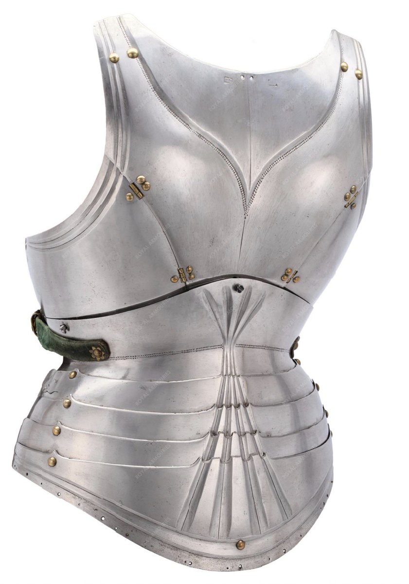 Argonaut1535's tweet photo. 🇦🇹🇩🇪A great example of a Gothic style backplate armor from the famous armor making center of Innsbruck, known for its quality of steel and armor ca. 1490. Note the hinged side pieces! Beautiful piece in excellent condition. 
Height: 55 CM Weight: 2.44 kg Width: 33.6 cm #armor #cuirass #medieval #renaissance #armour
