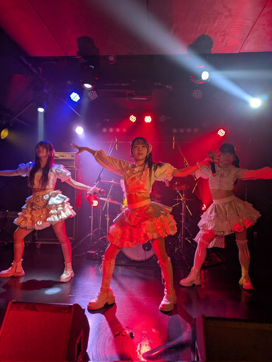 shiruko_san_do's tweet photo. 今日のcolorin′c(カラリンク)ライブより
🔴綾瀬りりあちゃん🔴
想いのこもったMCからの「未来なんて」はさすがに泣かせにきてる😭
いつも以上に聞きいってました。
カッコ良かった✨️
#カラリンク
#綾瀬りりあ
#colorin′c https://t.co/yS1AIkTXN9