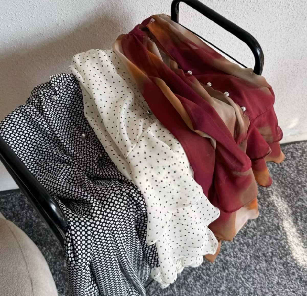kaaaayld's tweet photo. POV : NEMU BLOUSE SECAKEP INI ‼️ 
huhu inimah bukan cakep lagi tapi cakep bangettt😭😭 buruan cek cwe cwe siapa tau modelnya ada yang kalian sukaa soalnya motifnya emang yg bener bener lucu gitu lohhh👉👈
🛒: https://t.co/wCBFbAvYZ3 https://t.co/xI84fBG8Kv